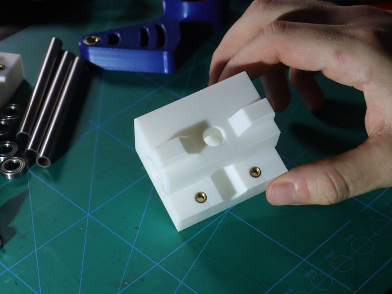 Pieza impresa en 3D con el filamento PolySonic PLA PRO con inserciones